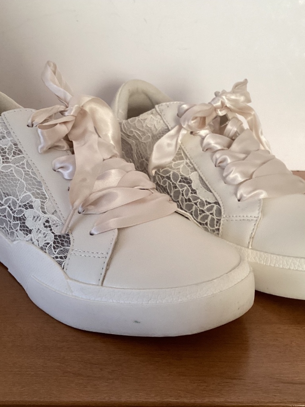 Doice Vita Harryson Women’s Cream Lace Floral Pattern Comfort Sneakers Size 10